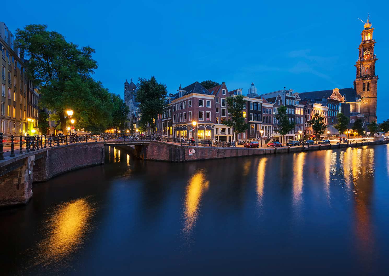 famous-view-amsterdam-canal-by-night-netherlands